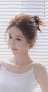 ktv趴正在洗漱台从后进